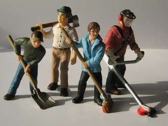 Foto de figuras de trabajadores con herramientas de paisajismo. Puedes ver cuatro trabajadores con herramientas diferentes.  